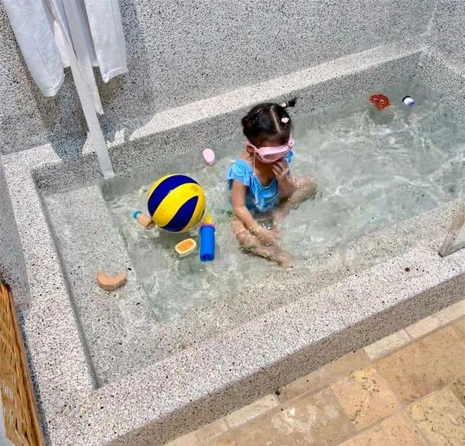 浴池”火了!孩子玩得欢还能泡澡乐趣满满mg不朽情缘网站重庆一户人家的“砖砌(图6) 浴池”火了!孩子玩得欢还能泡澡乐趣满满mg不朽情缘网站重庆一户人家的“砖砌(图6)