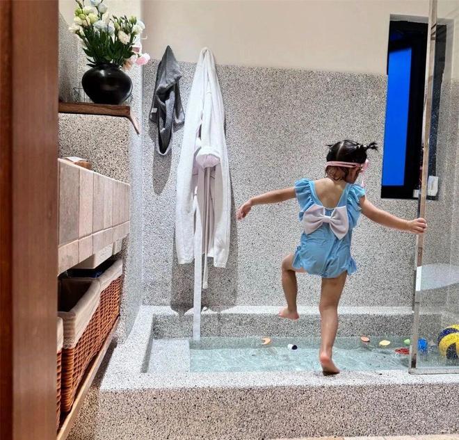 浴池”火了!孩子玩得欢还能泡澡乐趣满满mg不朽情缘网站重庆一户人家的“砖砌(图10) 浴池”火了!孩子玩得欢还能泡澡乐趣满满mg不朽情缘网站重庆一户人家的“砖砌(图10)