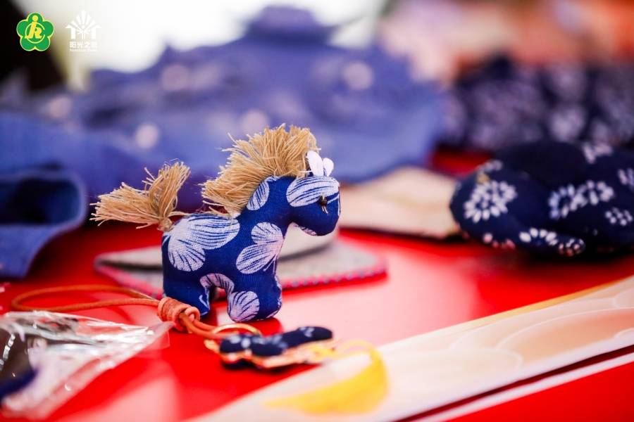 ”公益集市给徐汇西岸带来一片阳光mg不朽情缘新春来临“阳光之家(图2)